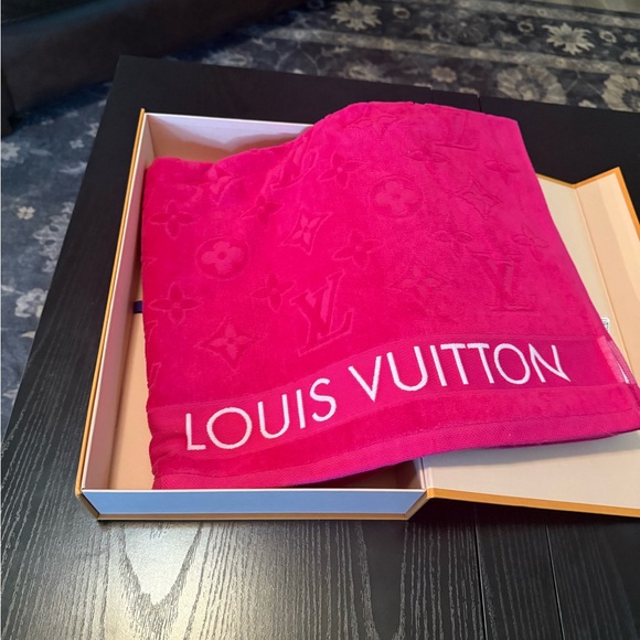 Louis Vuitton Fuchsia Towel - Picture 1 of 2